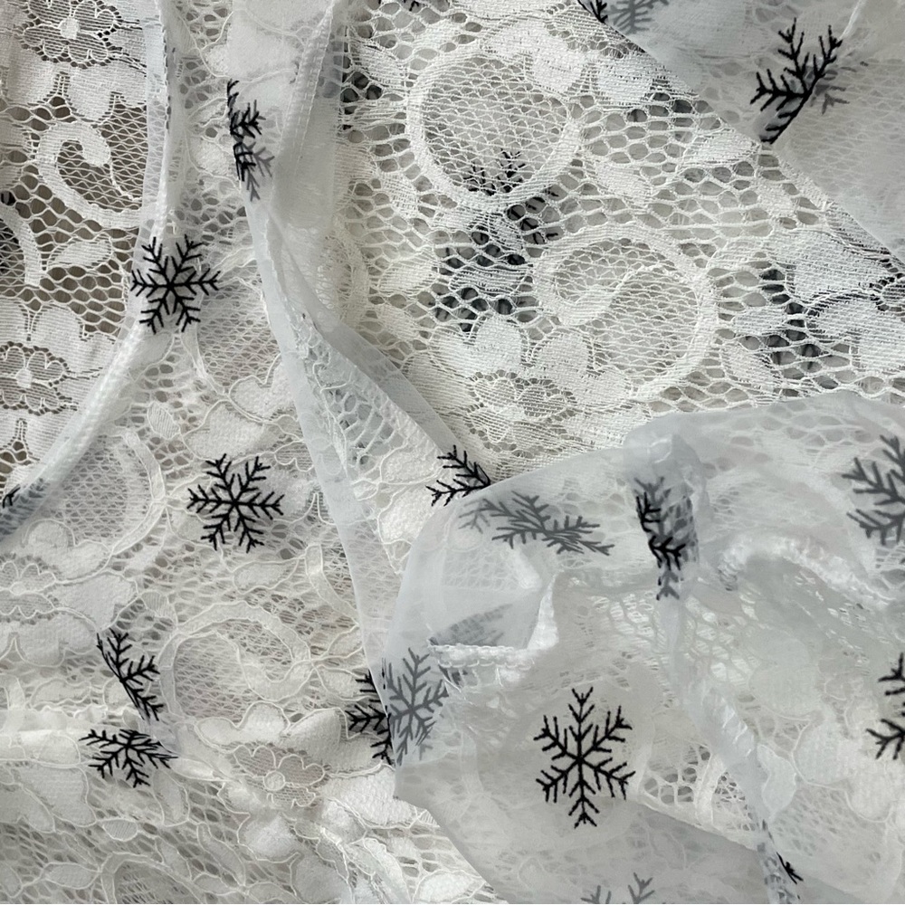 Snowflake and lace blouse - Picture 6 of 12
